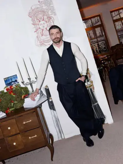 Кристина Потупчик открыла книжный клуб: гости в чёрном и сказочные закуски