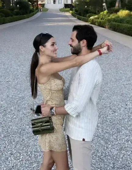 Ханде Эрчел задержана по делу о наркотиках: видео из полиции и заявление актрисы Звезду сериала «Постучись в мою дверь» Ханде Эрчел задержали по делу о наркотиках