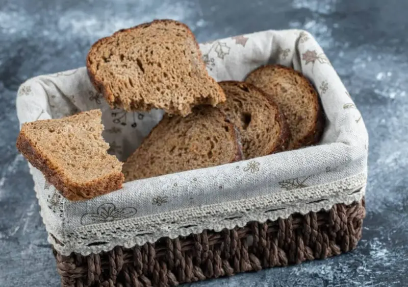 Почему хлеб из холодильника быстро черствеет: научное объяснение