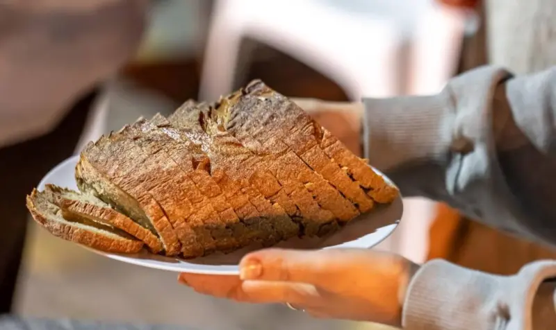 Почему хлеб из холодильника быстро черствеет: научное объяснение