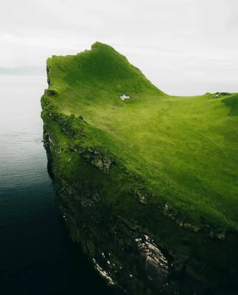 Тайна белого дома: кто на самом деле живёт на самом одиноком острове Исландии