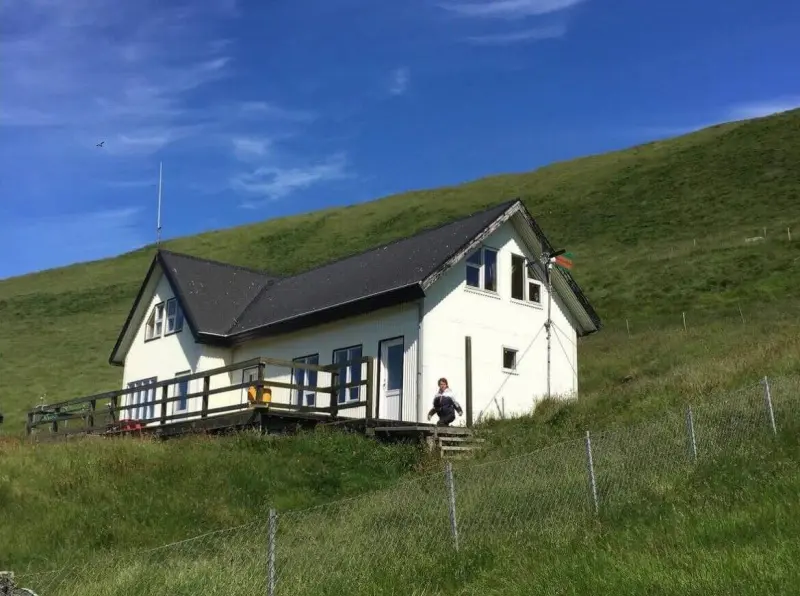 Тайна белого дома: кто на самом деле живёт на самом одиноком острове Исландии