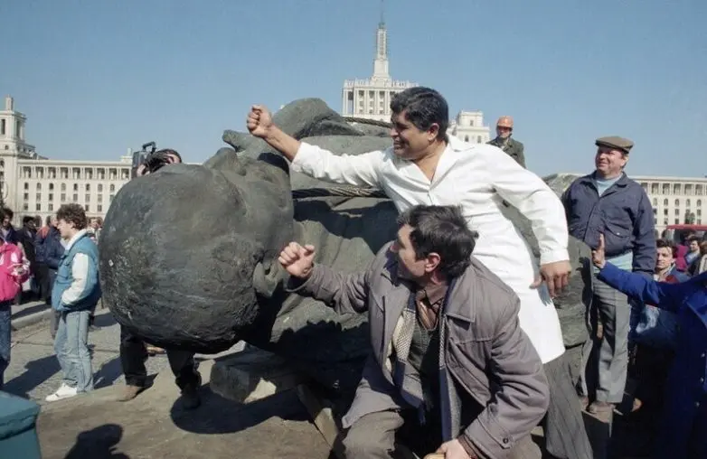 Архивные кадры 90-х: как жила эпоха перемен