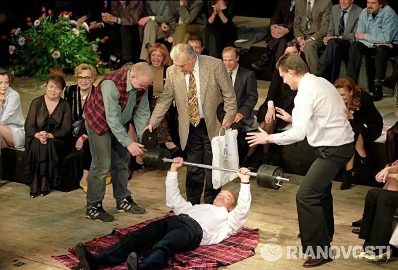 Архивные кадры 90-х: как жила эпоха перемен