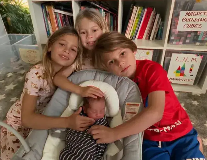 Энрике Иглесиас показал, как его трёхмесячный сын учится ходить