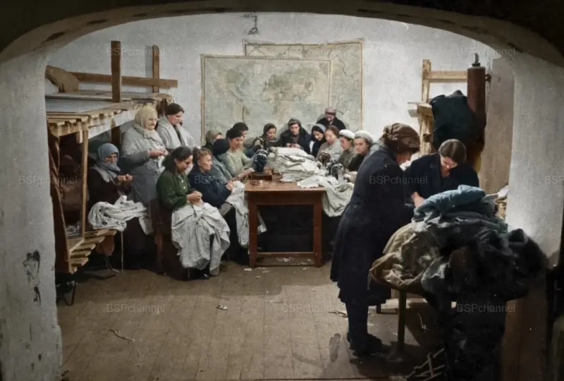 Женщины шьют одежду в бомбоубежище Севастополя