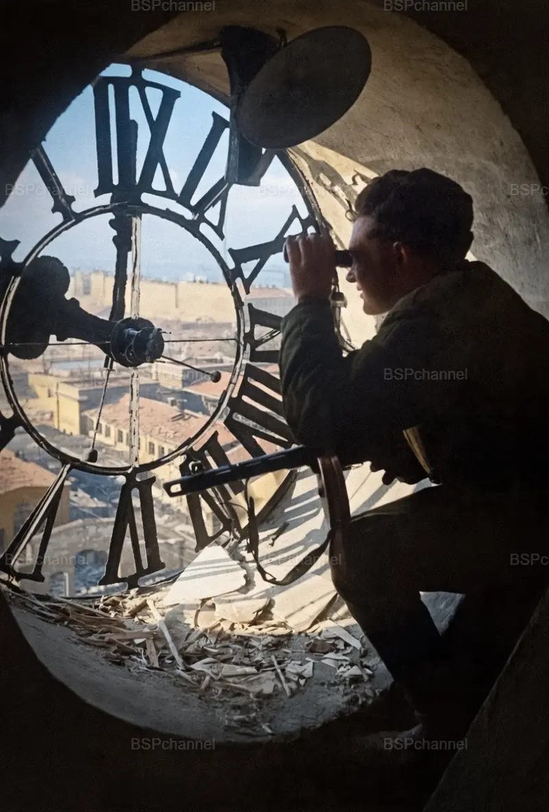 Командир взвода наблюдает через часы в Будапеште