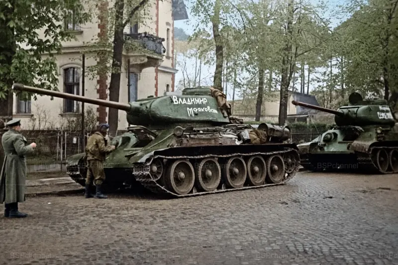 Колонна Т-34-85 в пригороде Берлина