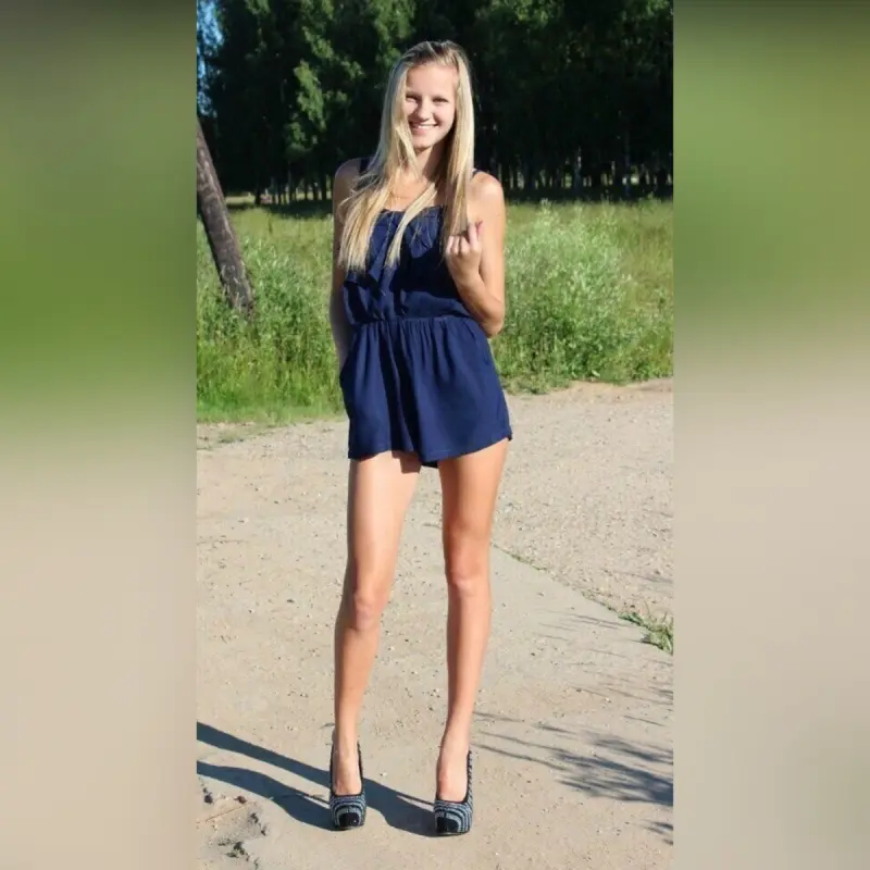 Девушка на фоне неба