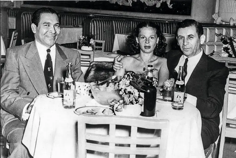 Мейер Лански и Фульхенсио Батиста с женой в ресторане