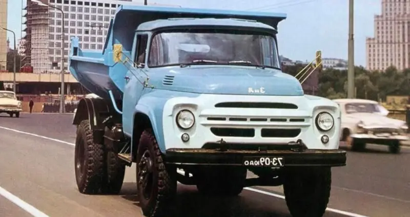 «Небесный работяга»: почему советские ЗИЛ-130 красили именно в голубой цвет