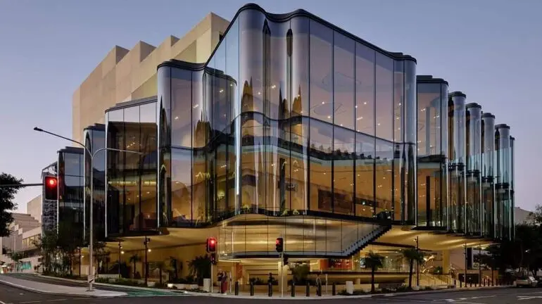 Стекло как ткань: 7 зданий с драпированными и волнообразными фасадами