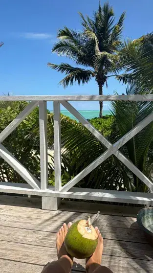 Ирина Шейк загорает в оранжевом бикини на тропическом курорте