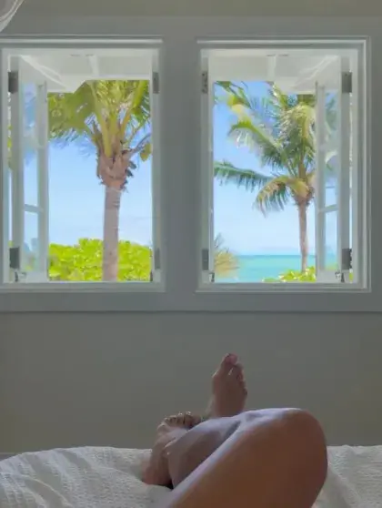 Ирина Шейк загорает в оранжевом бикини на тропическом курорте