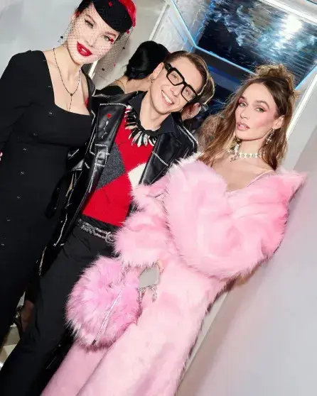 Звездный десант на открытии выставки Rushev: Родригез с Кабак, Водонаева в розовой шубе