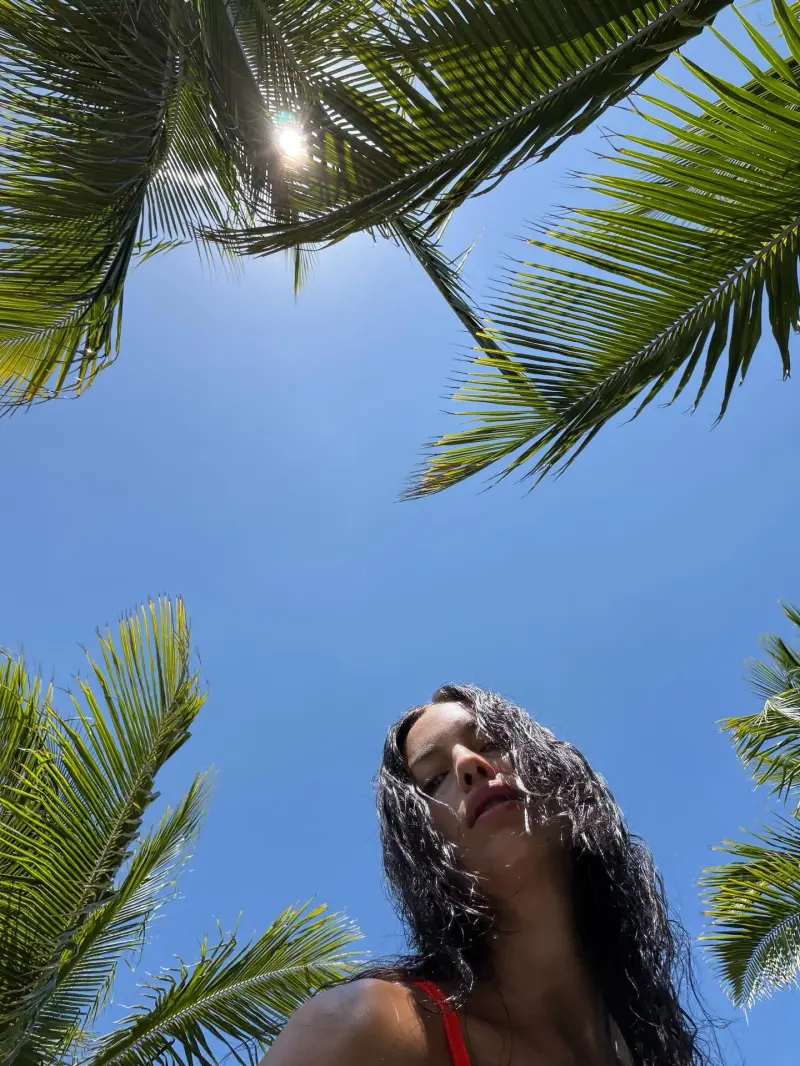 Ирина Шейк загорает в кислотно-оранжевом бикини