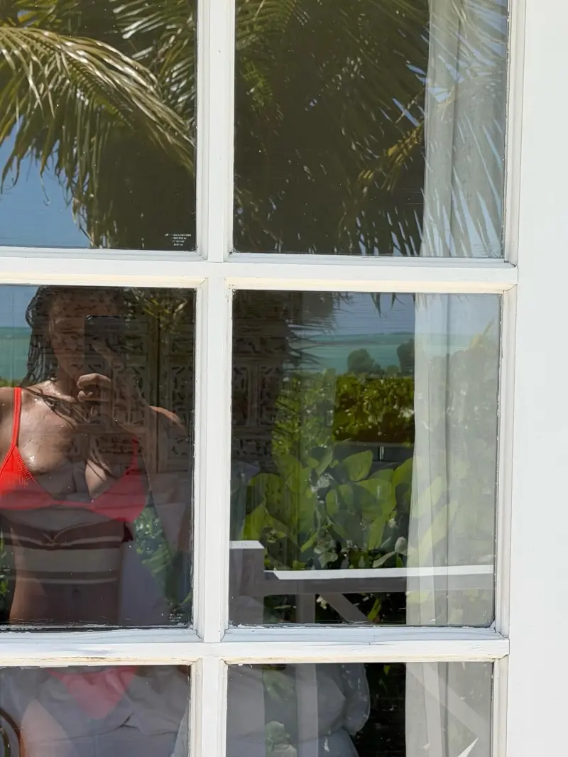 Ирина Шейк загорает в кислотно-оранжевом бикини