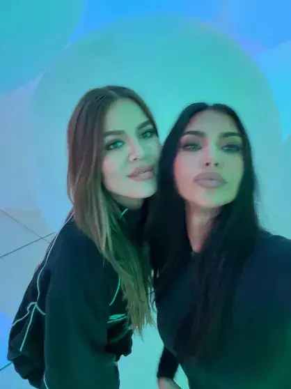 Фанаты в шоке: Ким и Хлоя Кардашьян стали неузнаваемы на японских фото