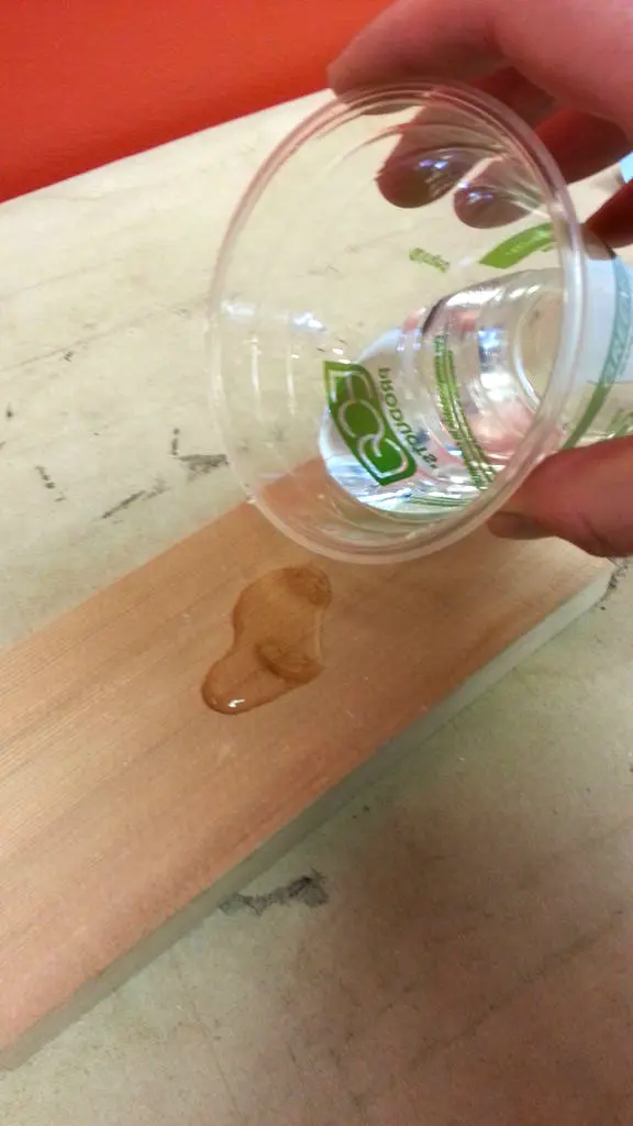 Как удалить вмятину на дереве: простой лайфхак с утюгом