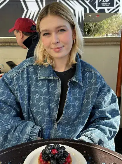 «Моей малышке 25 лет»: Вера Брежнева показала редкие фото с повзрослевшей дочерью