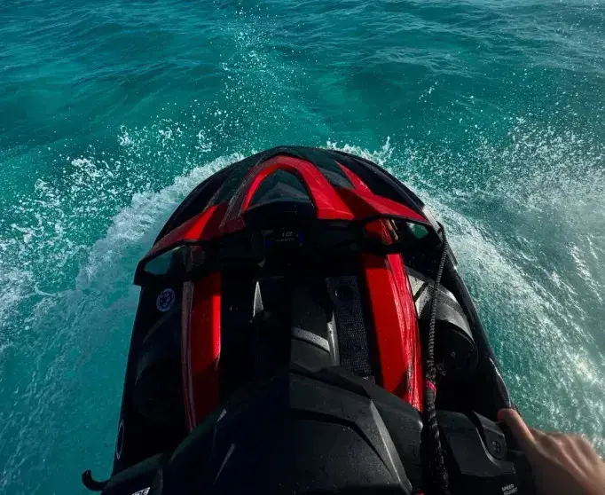 Кайли Дженнер и Тимоти Шаламе отдыхают на уединённом острове