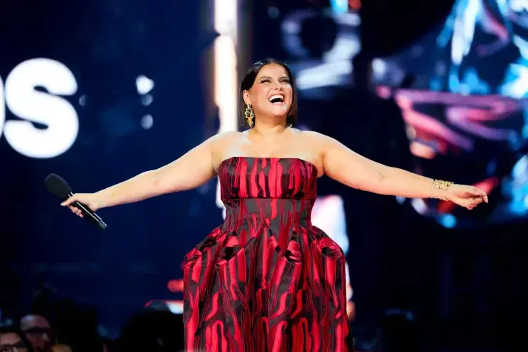 Нелли Фуртадо вышла в свет после сенсационного заявления об уходе со сцены