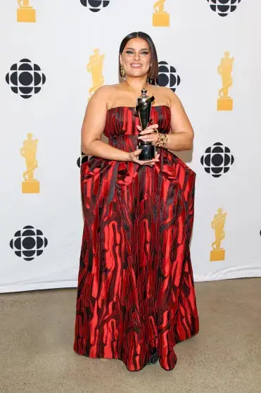 Нелли Фуртадо вышла в свет после сенсационного заявления об уходе со сцены