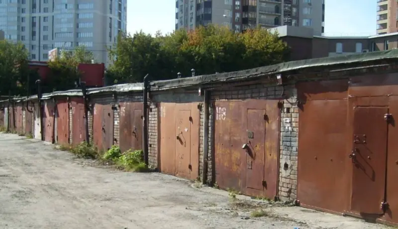 Загадка коричневых гаражей: почему в СССР их красили одинаково