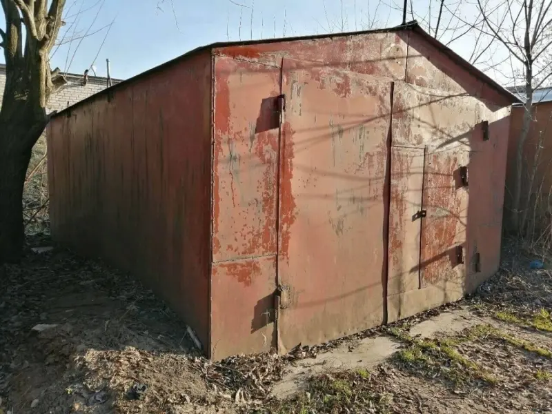 Загадка коричневых гаражей: почему в СССР их красили одинаково