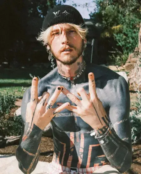 Меган Фокс оборвала связь: актриса заблокировала бывшего жениха в соцсетях