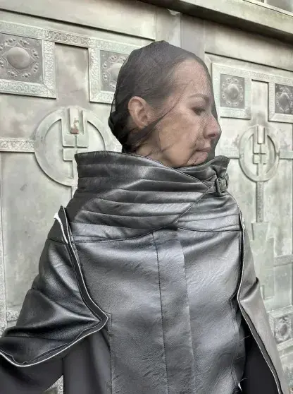 Ксения Собчак на показе в Шанхае: футуристический образ с вуалью вызвал споры