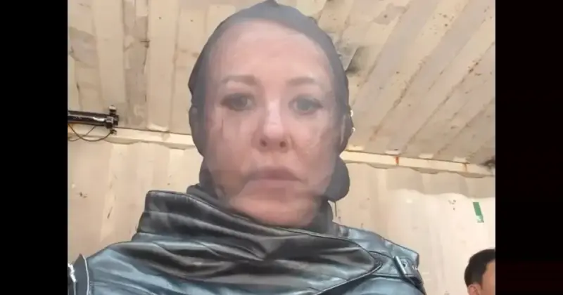 Ксения Собчак на показе в Шанхае: футуристический образ с вуалью вызвал споры