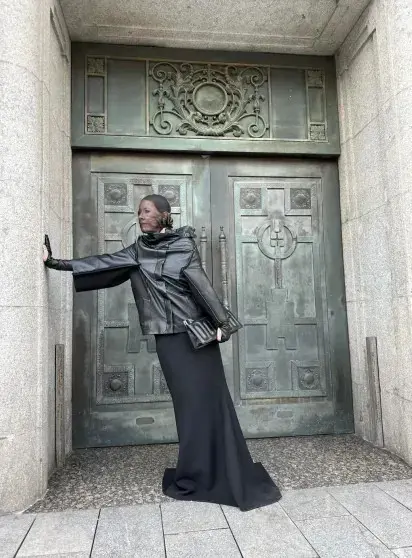 Ксения Собчак на показе в Шанхае: футуристический образ с вуалью вызвал споры