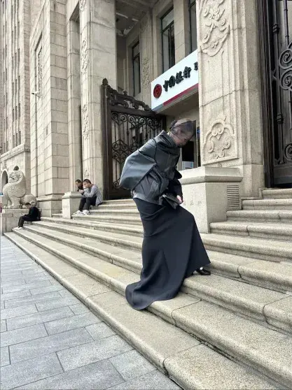 Ксения Собчак на показе в Шанхае: футуристический образ с вуалью вызвал споры