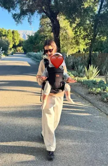 Баланс жизни: Лили Коллинз показала семейные моменты с мужем и дочерью