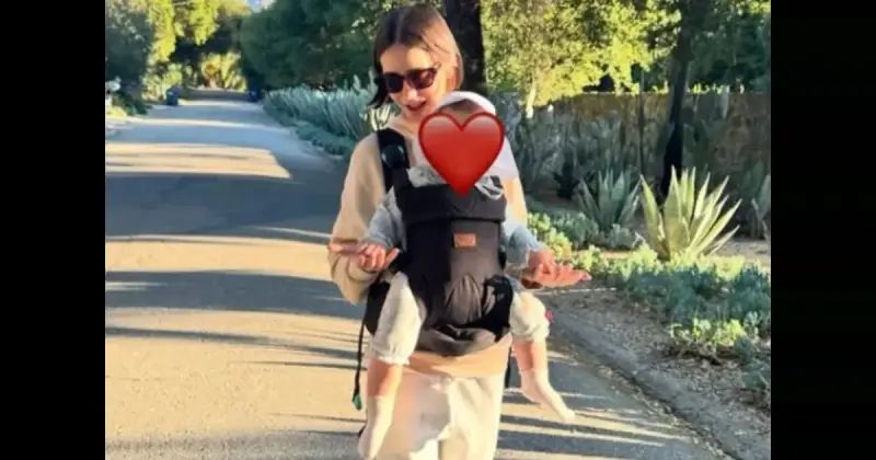 Баланс жизни: Лили Коллинз показала семейные моменты с мужем и дочерью