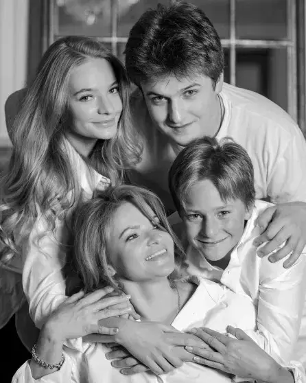 Елизавета Пескова поздравила брата Михаила с днем рождения архивными фото