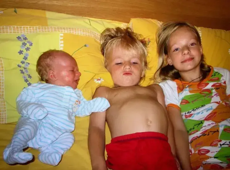 Елизавета Пескова поздравила брата Михаила с днем рождения архивными фото