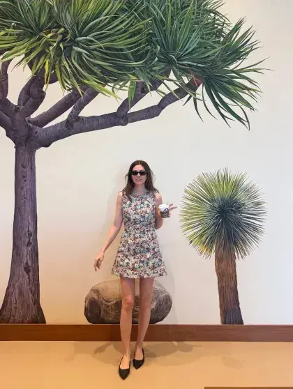 Даша Жукова в цветочном платье открыла новый арт-объект в США