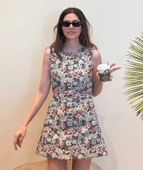 Даша Жукова в цветочном платье открыла новый арт-объект в США