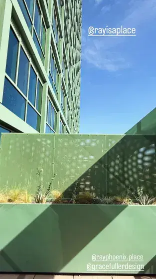 Даша Жукова в цветочном платье открыла новый арт-объект в США