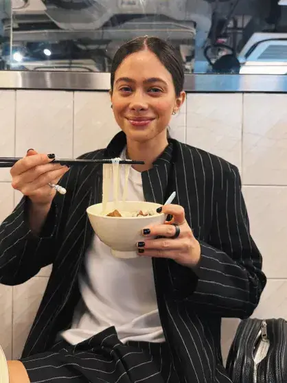 Российские звёзды на каникулах в Азии: от шопинга в Шанхае до искусства в Гонконге