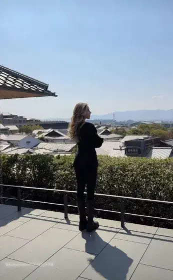 Российские звёзды на каникулах в Азии: от шопинга в Шанхае до искусства в Гонконге