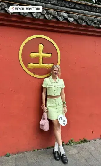 Российские звёзды на каникулах в Азии: от шопинга в Шанхае до искусства в Гонконге