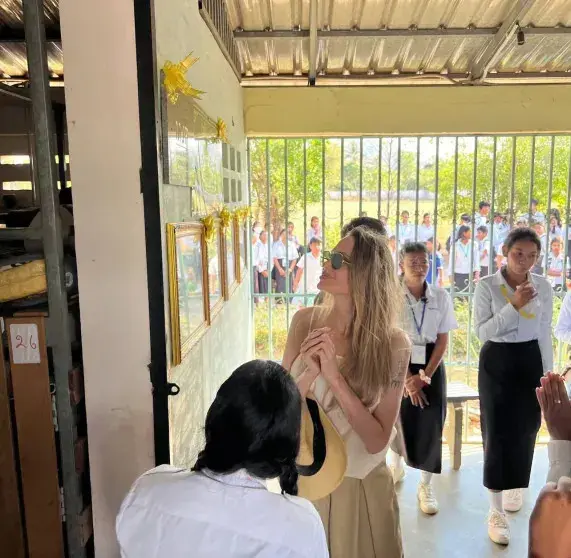 Анджелина Джоли навестила школу в Камбодже, откуда усыновила старшего сына