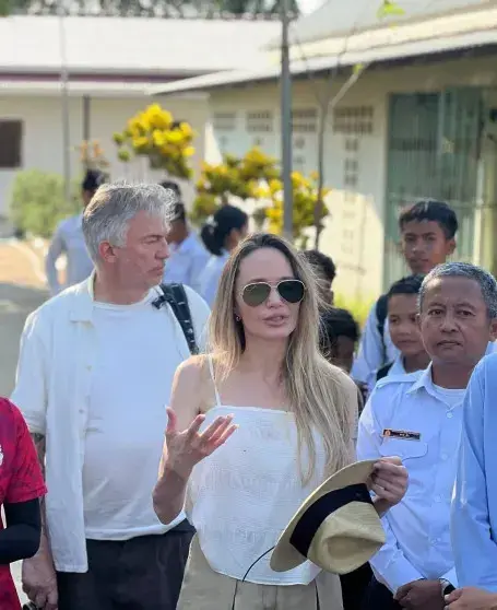 Анджелина Джоли навестила школу в Камбодже, откуда усыновила старшего сына