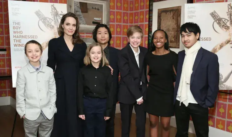 Анджелина Джоли навестила школу в Камбодже, откуда усыновила старшего сына