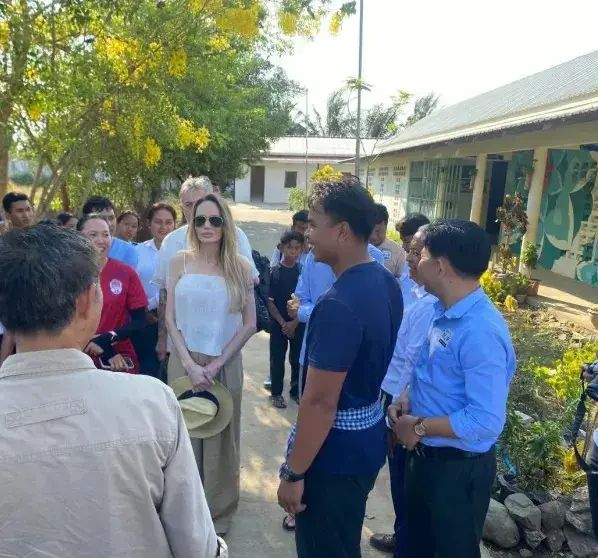 Анджелина Джоли навестила школу в Камбодже, откуда усыновила старшего сына