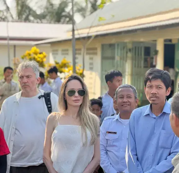 Анджелина Джоли навестила школу в Камбодже, откуда усыновила старшего сына