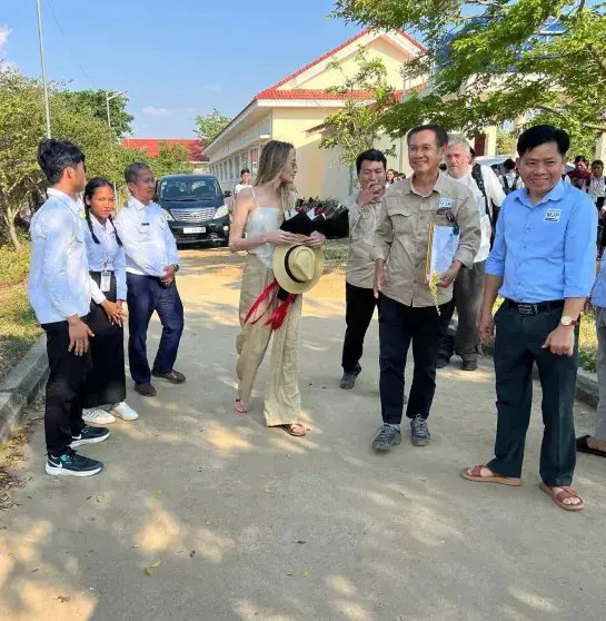 Анджелина Джоли навестила школу в Камбодже, откуда усыновила старшего сына